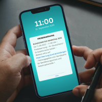 Smartphonebildschirm mit Push-Benachrichtigung zum Warntag