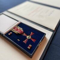 Bundesverdienstkreuz am Bande und Urkunden