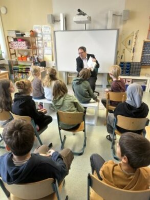 Kindern der Schule Herzoghöhe in Bayreuth wurde von Oberfrankens Regierungspräsident Florian Luderschmid "Der Wunsch Punsch" vorgelesen.