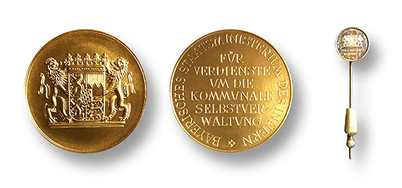 Kommunale Verdienstmedaille in Gold mit dazugehöriger Anstecknadel