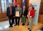 Regierungspräsidentin von Oberfranken Heidrun Piwernetz hat heute Jakob Wunder (3. von links) aus dem Landkreis Forchheim den Meisterbrief zum Landwirtschaftsmeister überreicht.