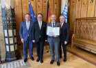 Regierungspräsident von Oberfranken Florian Luderschmid und stellvertretender Landrat Jörg Kunstmann, Kulmbach, mit Gratulanten