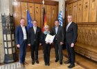 Regierungspräsident von Oberfranken Florian Luderschmid und Gabriele Dörr-Günther, Bischofsgrün, mit Gratulanten