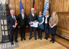 Regierungspräsident von Oberfranken Florian Luderschmid und 1. Bürgermeister Bernhard Storath, Ebensfeld, mit Gratulanten