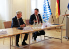Präsident des Bayerischen Landesamts für Statistik, Dr. Thomas Gößl und Regierungspräsident Florian Luderschmid