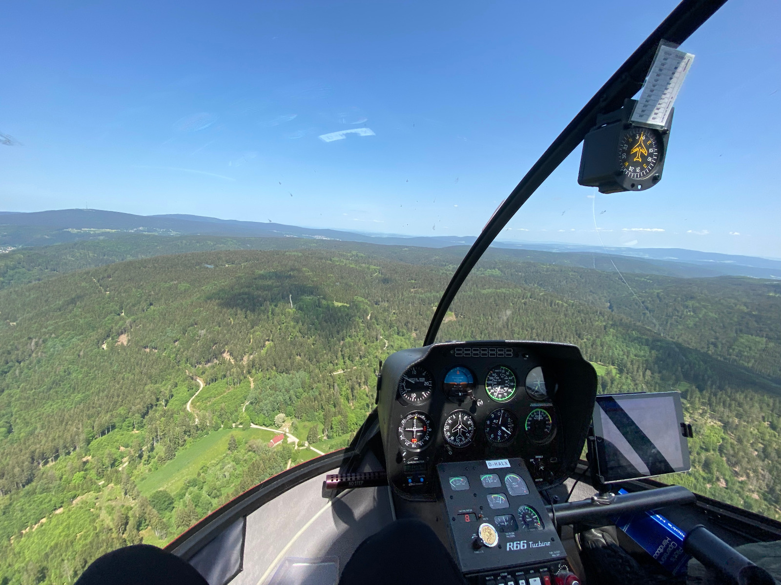 Blick aus einem Hubschrauber der Luftrettungsstaffel Bayern e.V. Blick aus einem Hubschrauber der Luftrettungsstaffel Bayern auf ein Waldgebiet