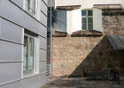Detailansicht der modernen Hochhausarchitektur als Kontrast zur alten Stadtmauer